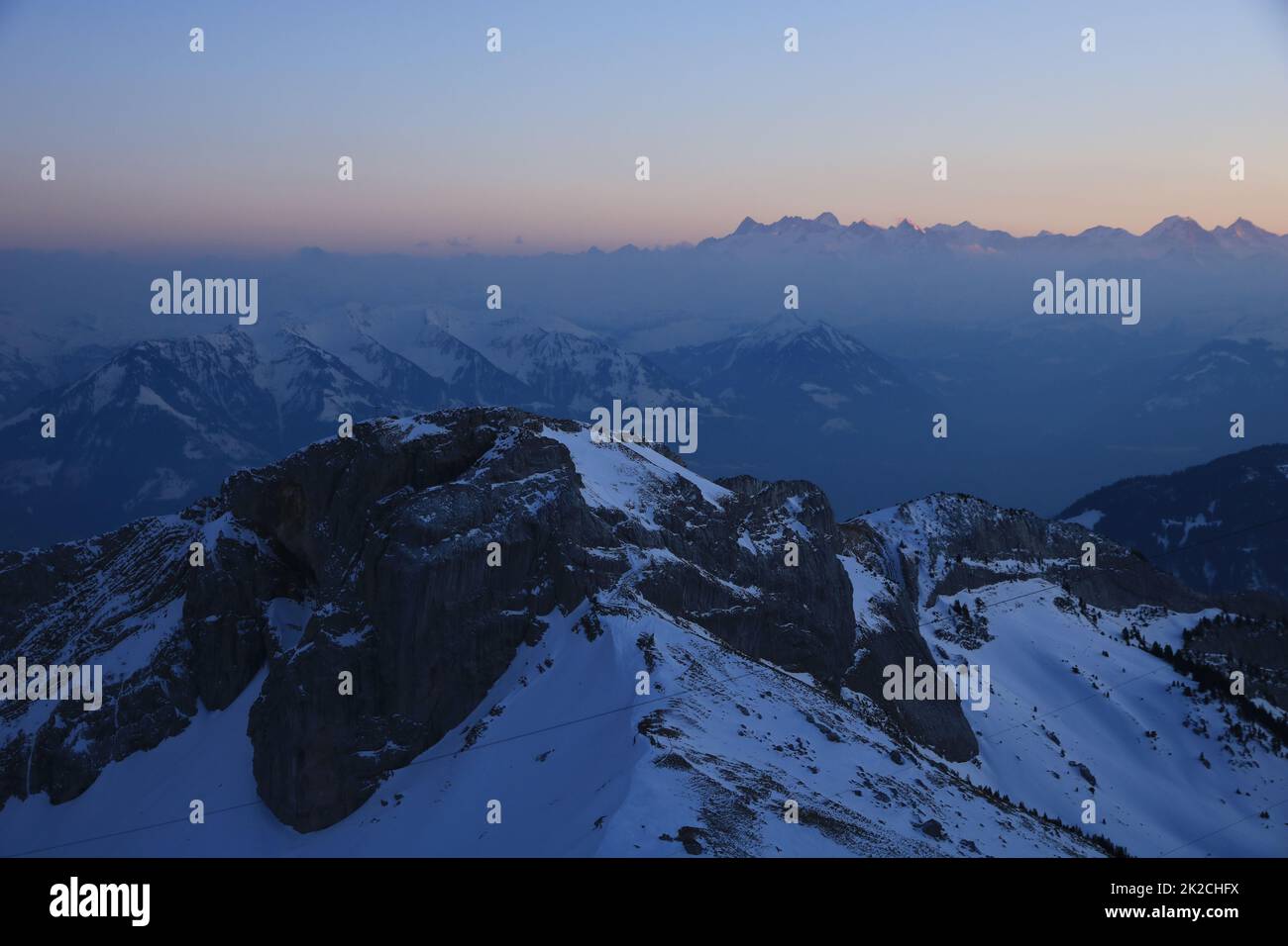 Winterliche Sonnenuntergangsszene in den Schweizer Alpen. Stockfoto