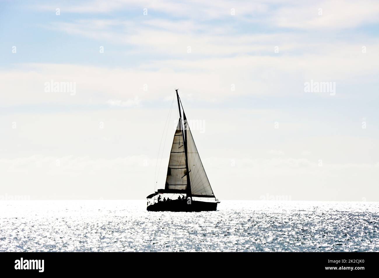 Segelschiff im Gegenlicht - Symbolbild fÃ¼r Freiheit und Fernweh Stockfoto