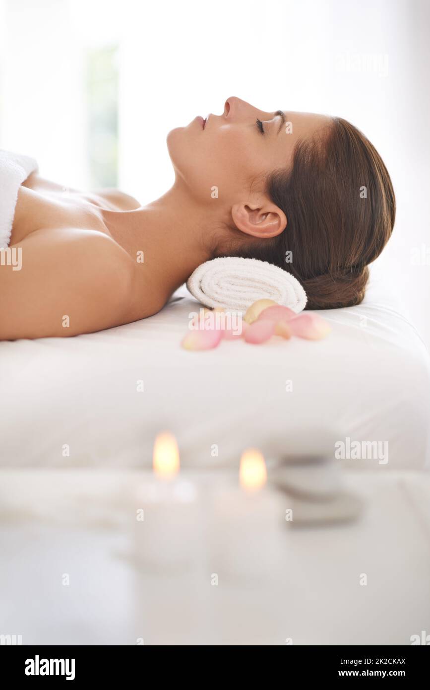 Keine Sorge Eine schöne junge Frau, die sich in einem Spa entspannt. Stockfoto