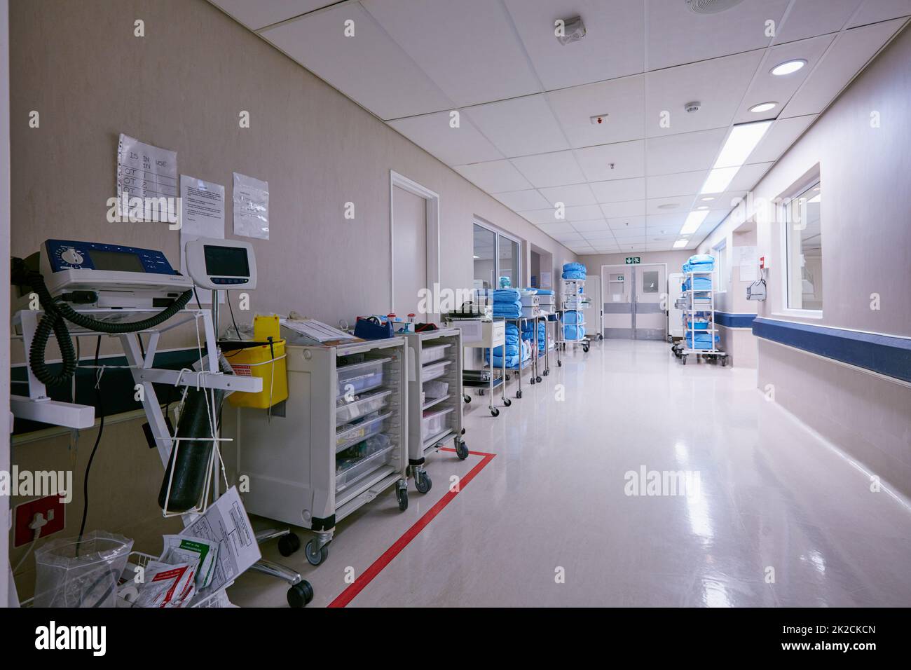 Der Flur der Heilung. Aufnahme eines leeren Durchgangs mit medizinischen Geräten an den Wänden eines Krankenhauses. Stockfoto