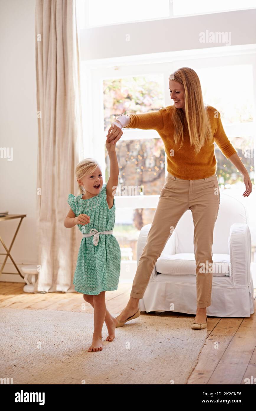 Sollen wir tanzen? Ganzkörperaufnahme einer jungen Frau, die spielerisch mit ihrem kleinen Mädchen tanzt. Stockfoto