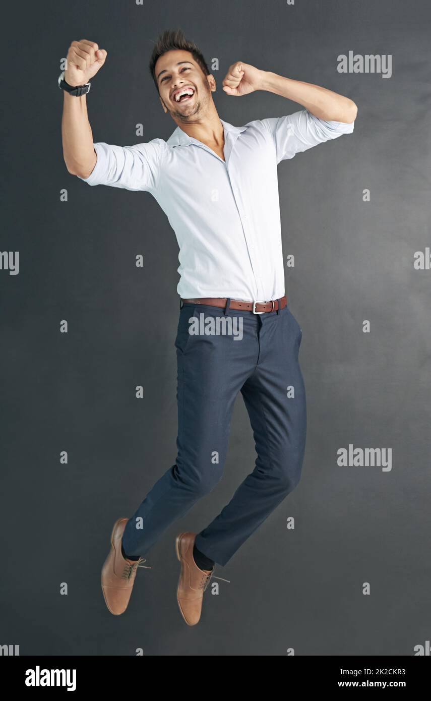 Springen vor Freude. Studioaufnahme eines glücklichen Geschäftsmannes, der vor Freude springt. Stockfoto