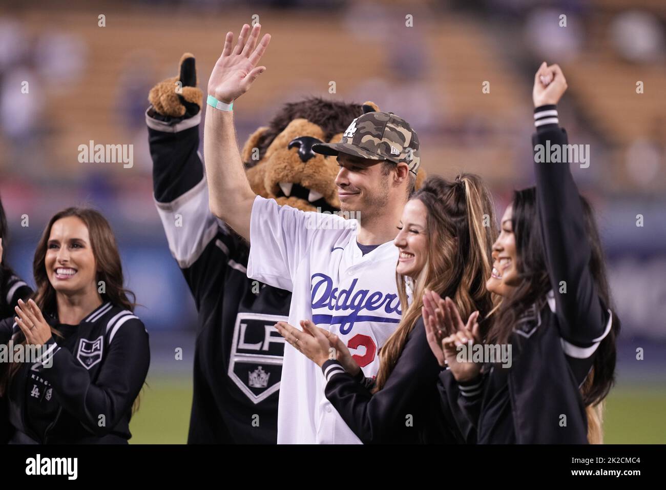 Der rechte Hockeyspieler Dustin Brown VON LA Kings, flankiert von Kings Maskottchen Bailey, bereitet sich darauf vor, den ersten Platz vor dem Spiel zwischen den Los Angeles Dodgers und den Arizona Diamondbacks während eines MLB Baseballspiels am Mittwoch, 21. September 2022, in Los Angeles zu werfen. Stockfoto