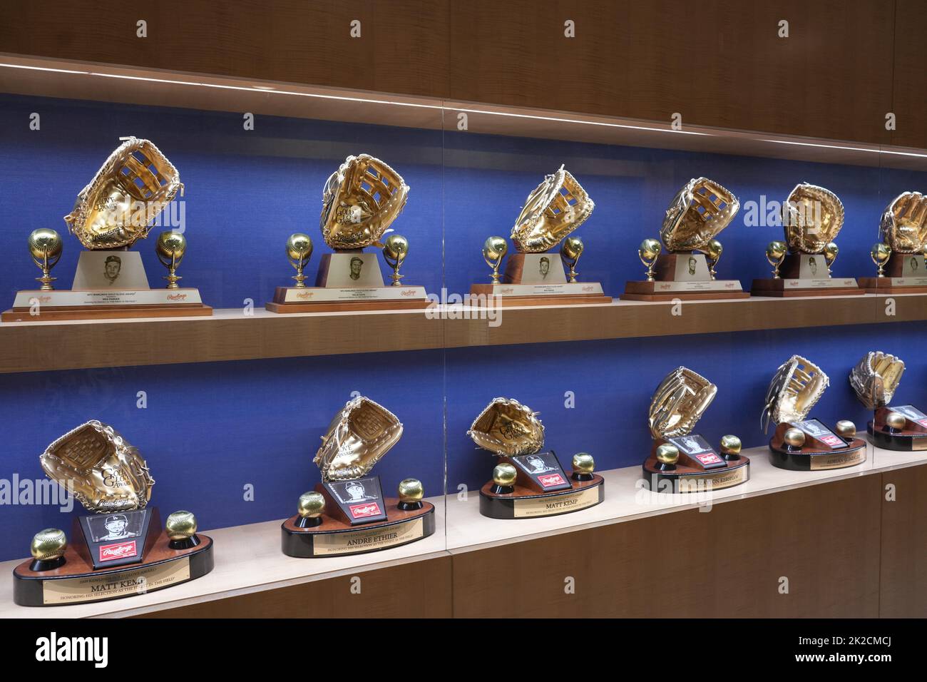 Die Trophäen für den goldenen Handschuh der Los Angeles Dodgers werden am Mittwoch, 21. September 2022, im Dodger Stadium in Los Angeles ausgestellt. Stockfoto
