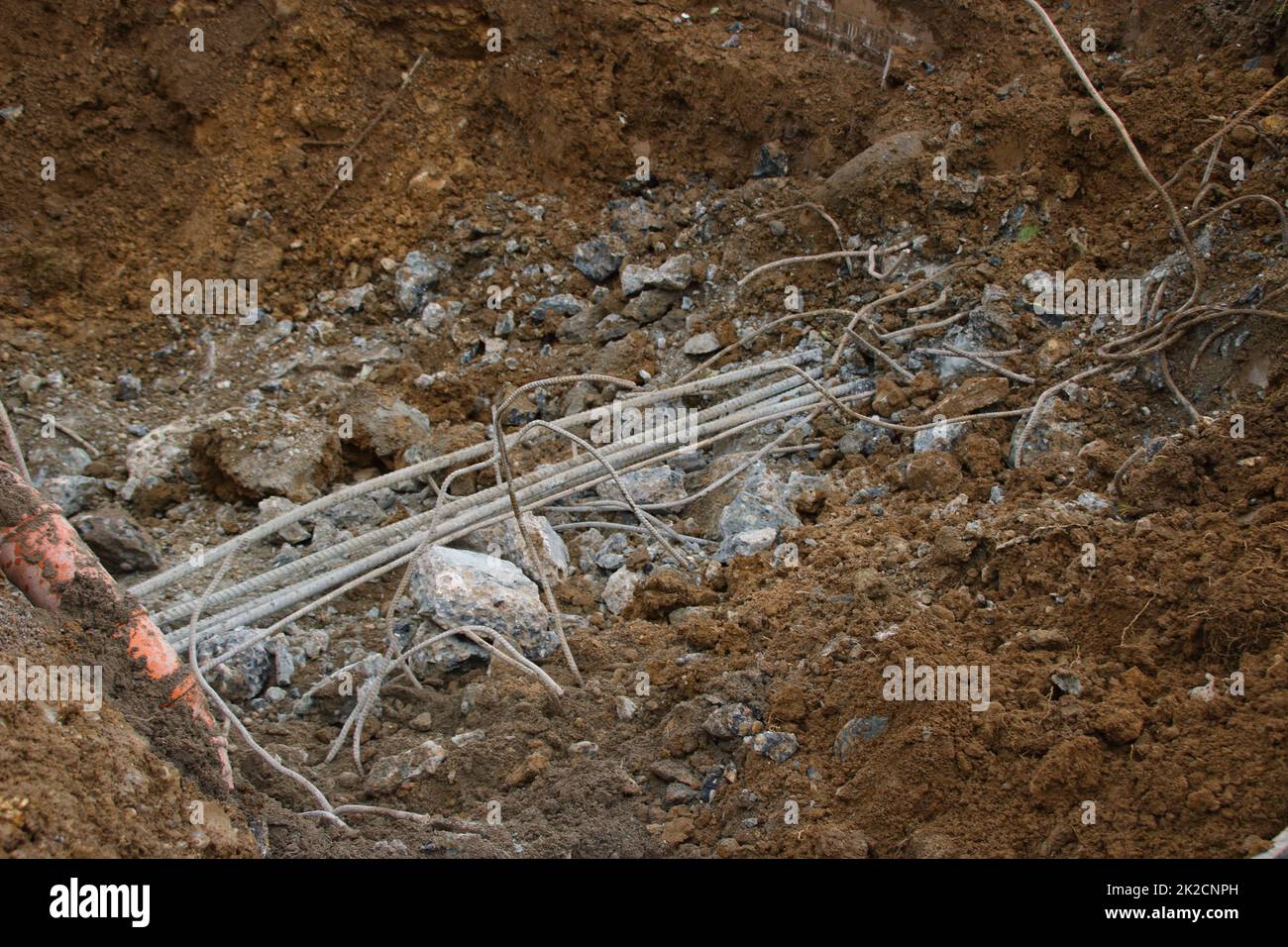 Reste von Stahl nach dem Abriss eines Fundaments in einer Ausgrabung Stockfoto