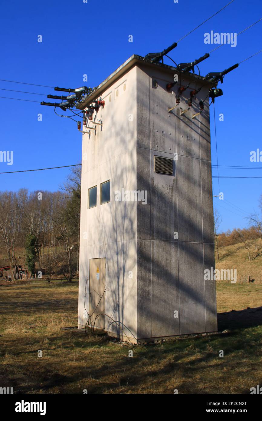 Turm zur Stromverteilung auf verschiedene Stromkabel Stockfoto