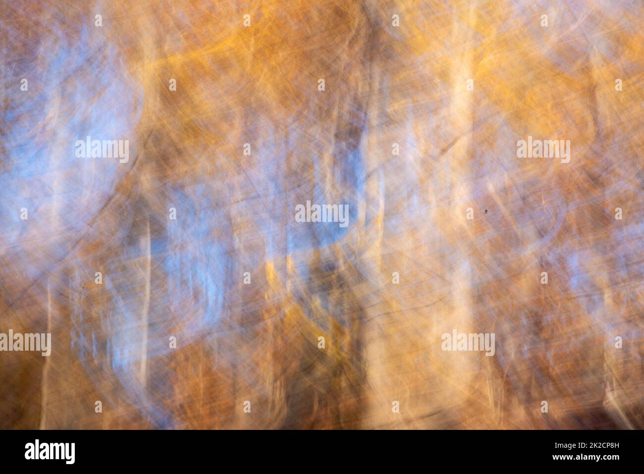 Abstrakte Wellen aus Herbstfarben und blauem Himmel Stockfoto