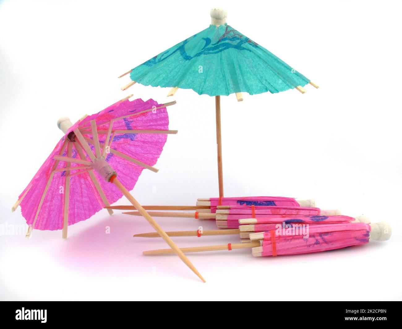 Foto von Regenschirmen, die Urlaub, Freizeit, Strandleben in der Pandemie symbolisieren Stockfoto