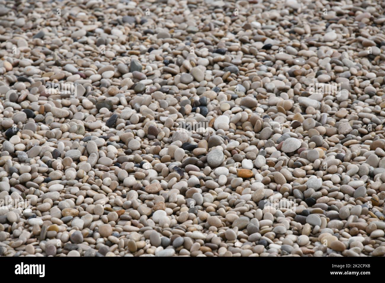 Große, kleine, helle, dunkle Steine am Steinstrand von Albir, Provinz Alicante, Costa Blanca, Spanien Stockfoto