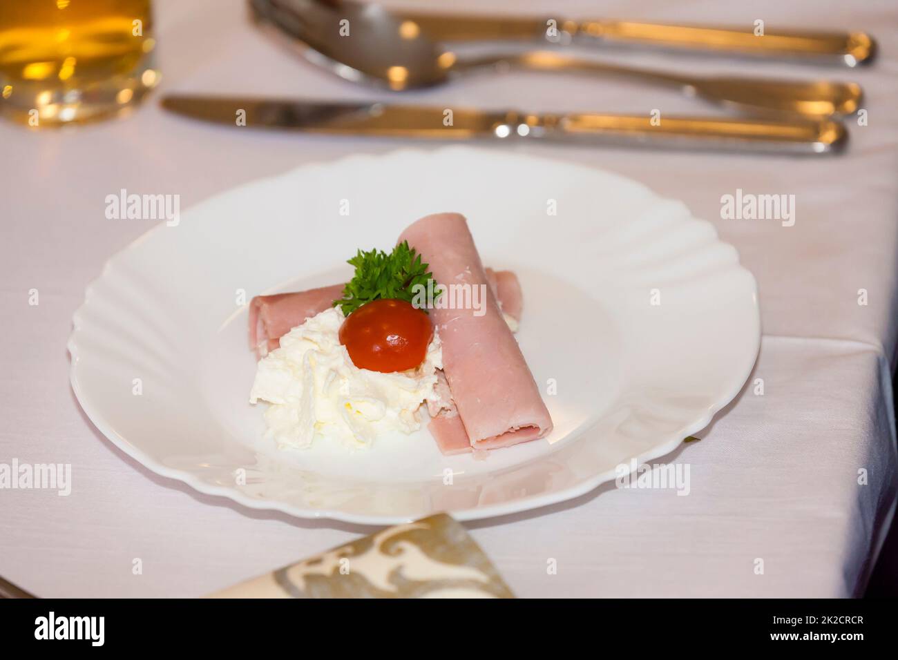 Schinkenrolle gefüllt mit Meerrettich als Vorspeise auf dem Hochzeitstisch Stockfoto