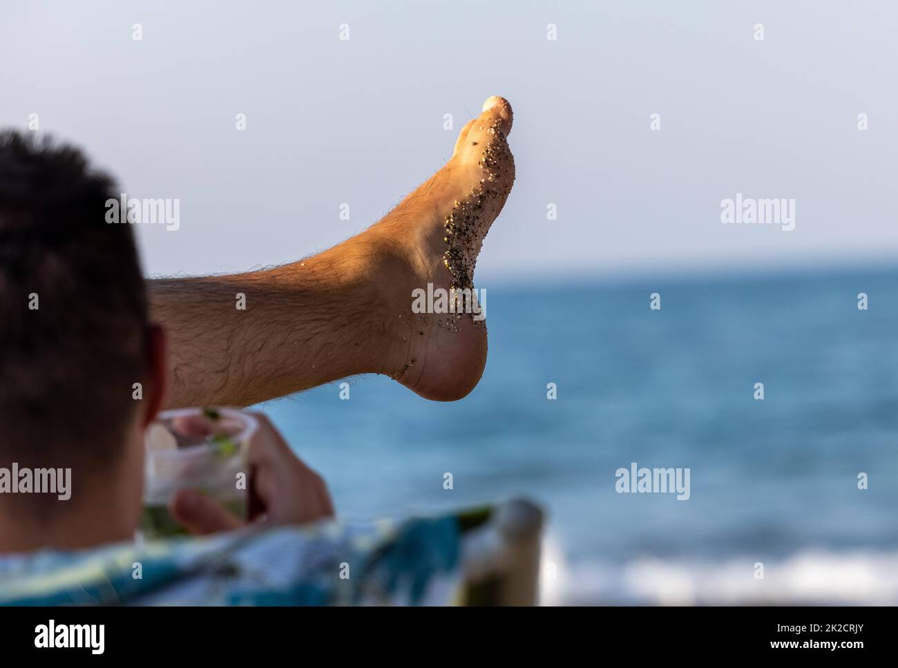 Die Sonne und das Rauschen der Wellen, das ist Urlaubsentspannung am Strand Stockfoto