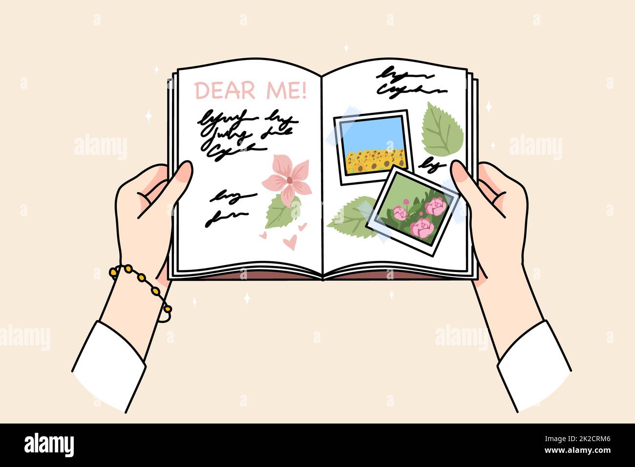 Frauenhände halten Tagebuch, um Erinnerungen aus der Vergangenheit zu lesen Stockfoto