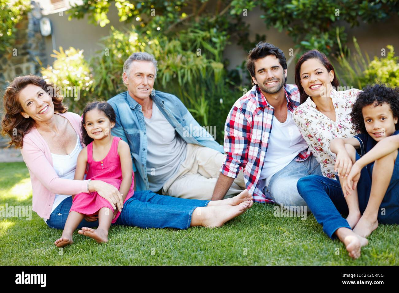 Genießen Sie die Zeit der Familie im Freien. Drei Generationen einer glücklichen Familie verbringen Zeit zusammen im Park. Stockfoto
