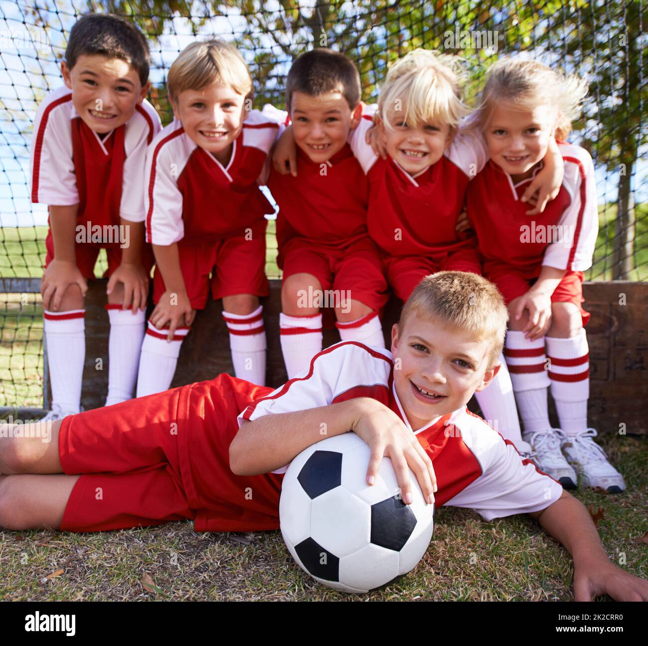 Das Teamfoto. Portrait einer Kinder-Fußballmannschaft, die für das Teamfoto posiert. Stockfoto