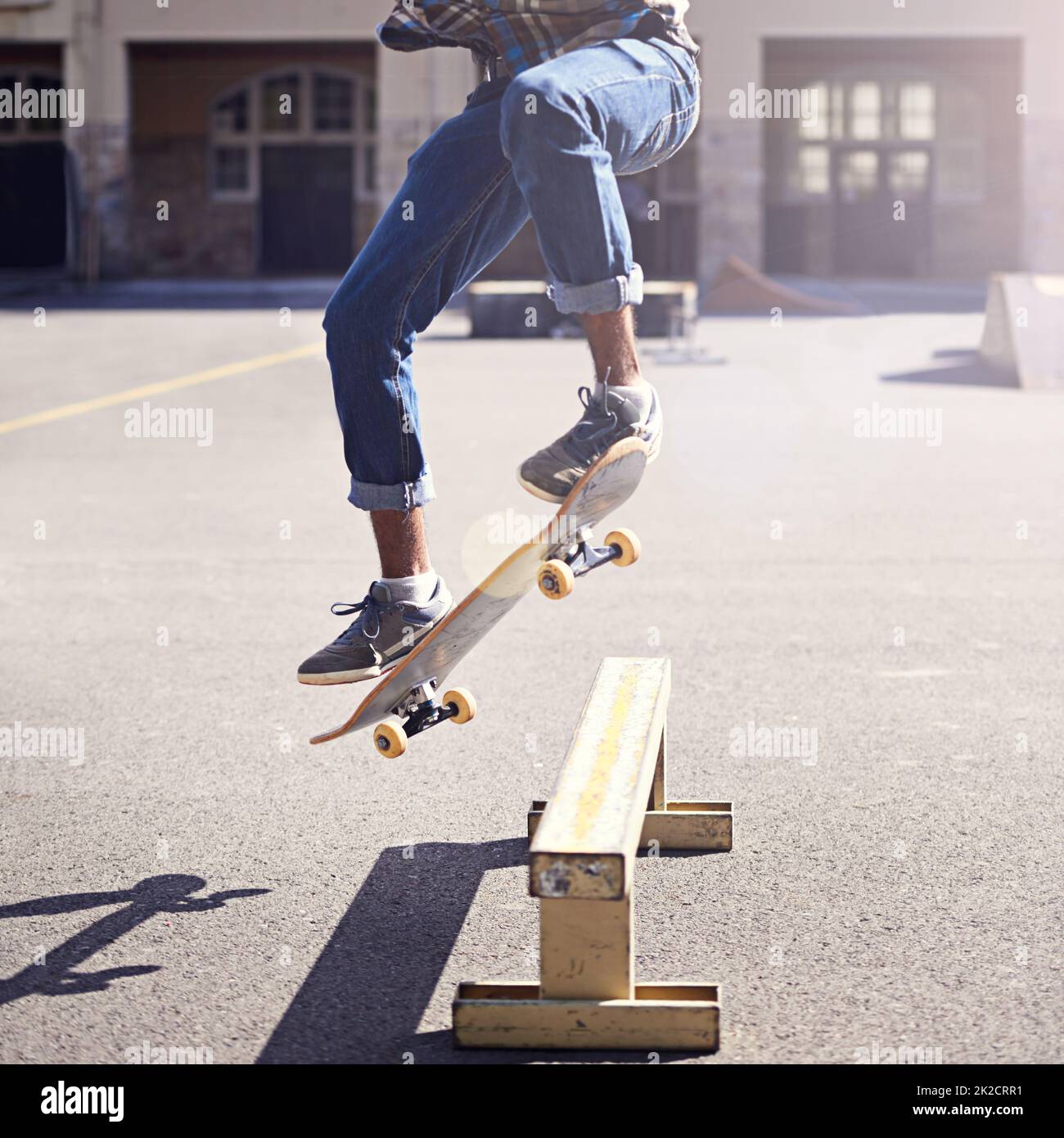 HES hat Bewegungen. Kurzer Schuss eines jungen Mannes, der einen Skateboarding-Trick macht. Stockfoto