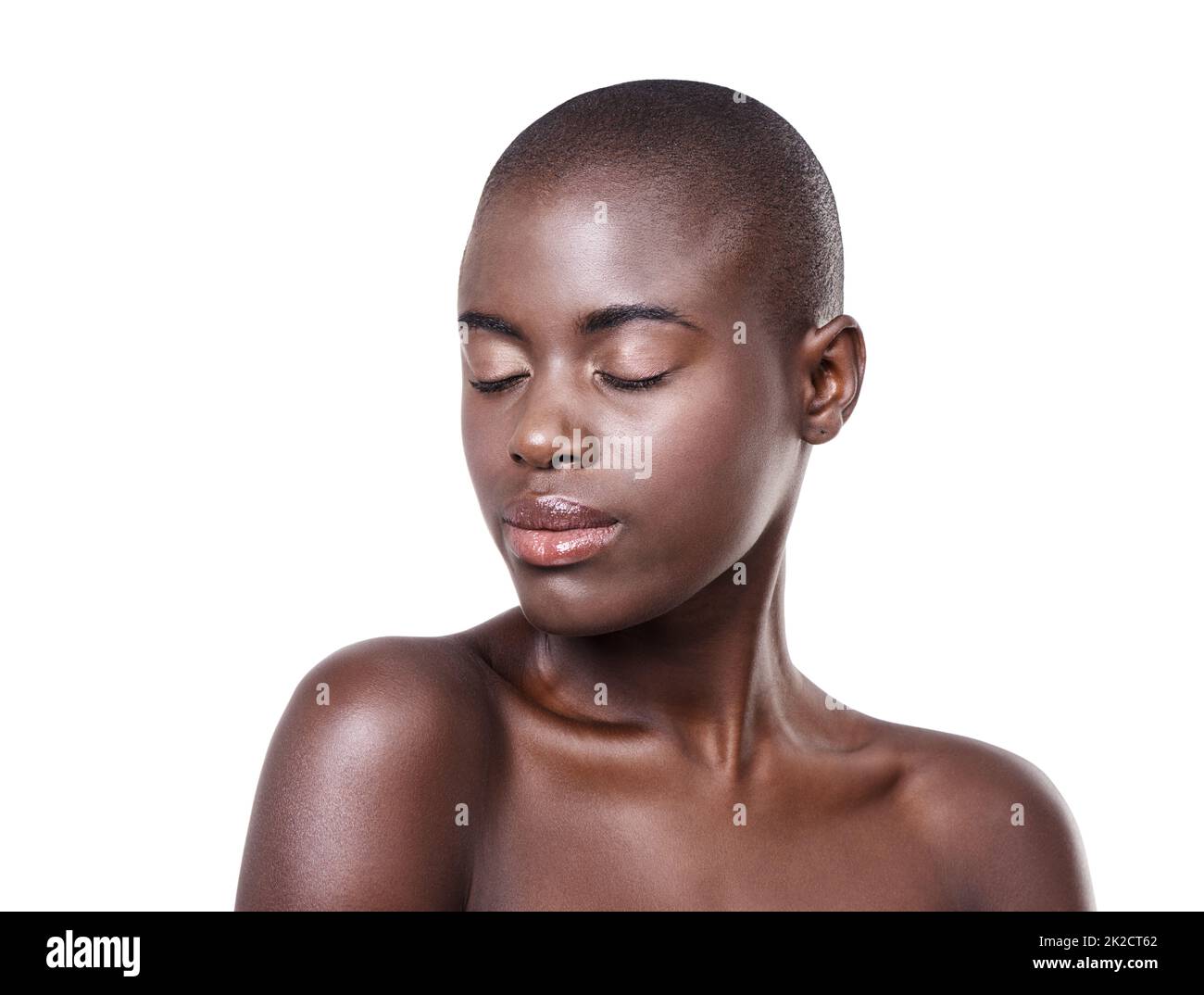 Weiblichkeit ist die ultimative Form der Raffinesse. Studioaufnahme einer schönen jungen afrikanischen Frau, isoliert auf Weiß. Stockfoto