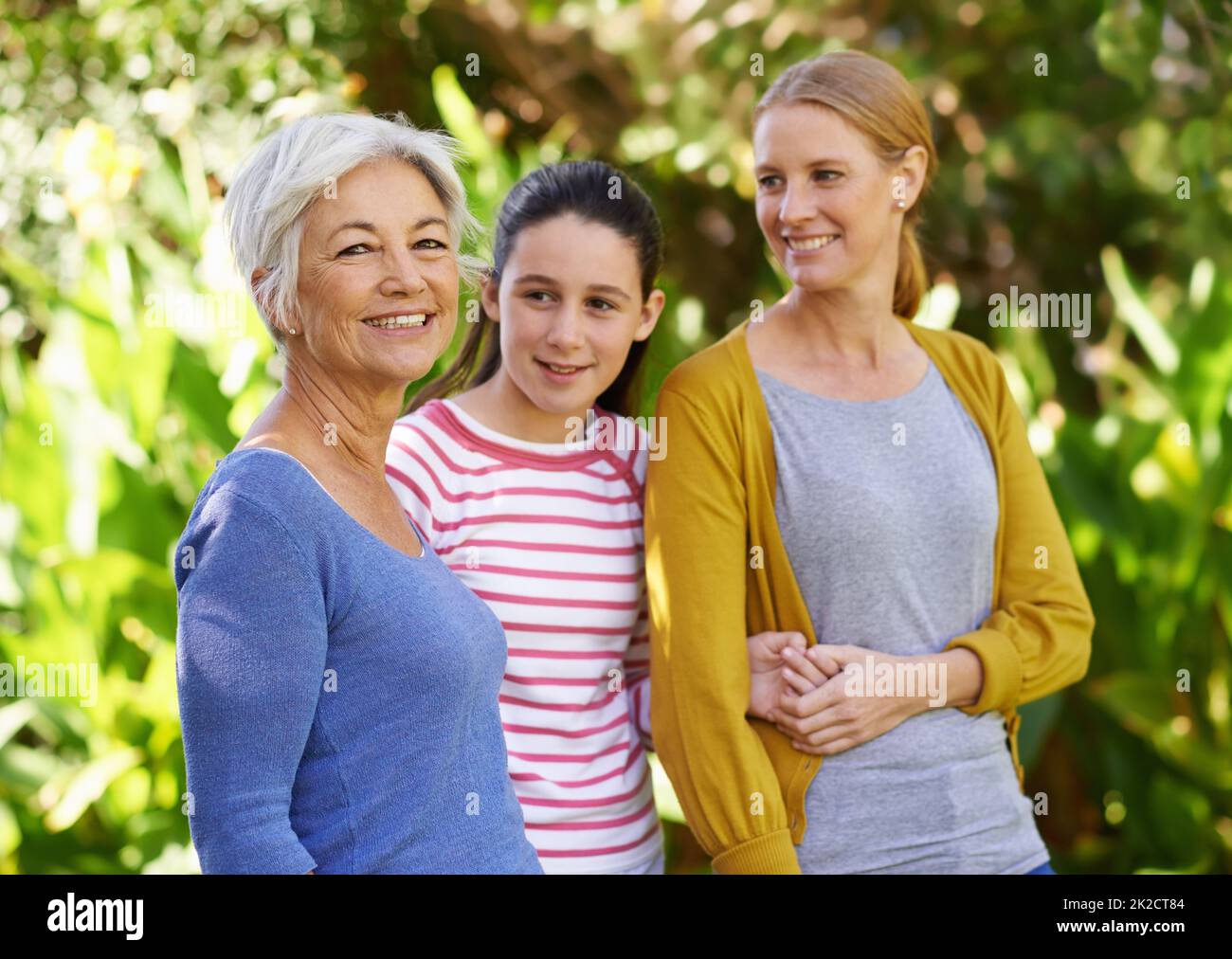 Die Mädchen sind draußen im Park. Aufnahme von drei Generationen von Familienfrauen, die im Freien stehen. Stockfoto