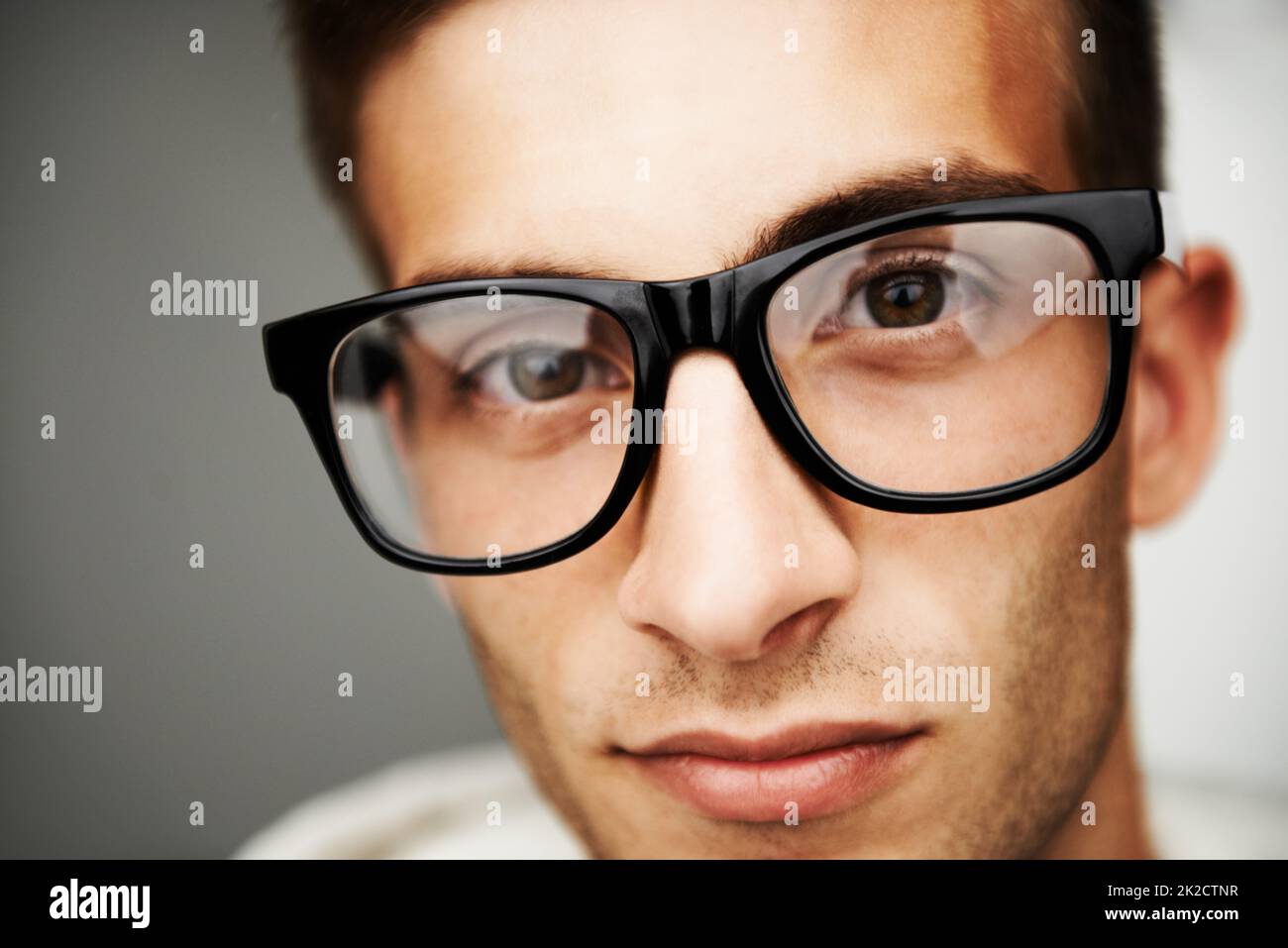 Blick in die Augen eines Hipsters. Portrait Nahaufnahme eines Mannes mit Hipster Brille an. Stockfoto