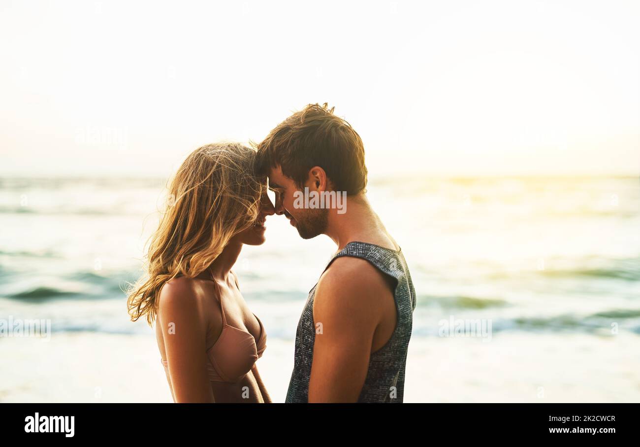 Jeder Sommer hat eine Liebesgeschichte. Eine kleine Aufnahme eines jungen Paares, das den Tag am Strand verbringt. Stockfoto