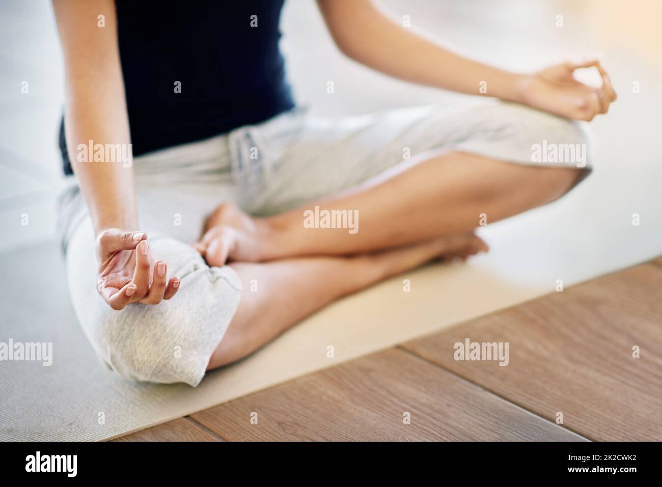 Tiefe Meditation. Ausgeschnittene Aufnahme einer nicht erkennbaren meditierenden Frau. Stockfoto