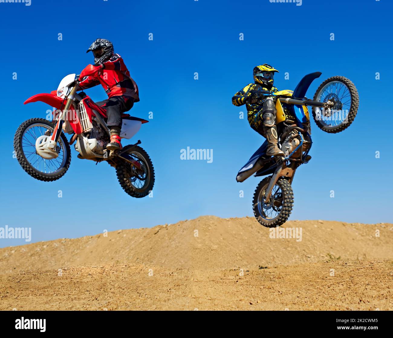 Extrem bis zum Maximum Action-Aufnahme von zwei Dirt Bikern, die in verschiedene Richtungen springen. Stockfoto