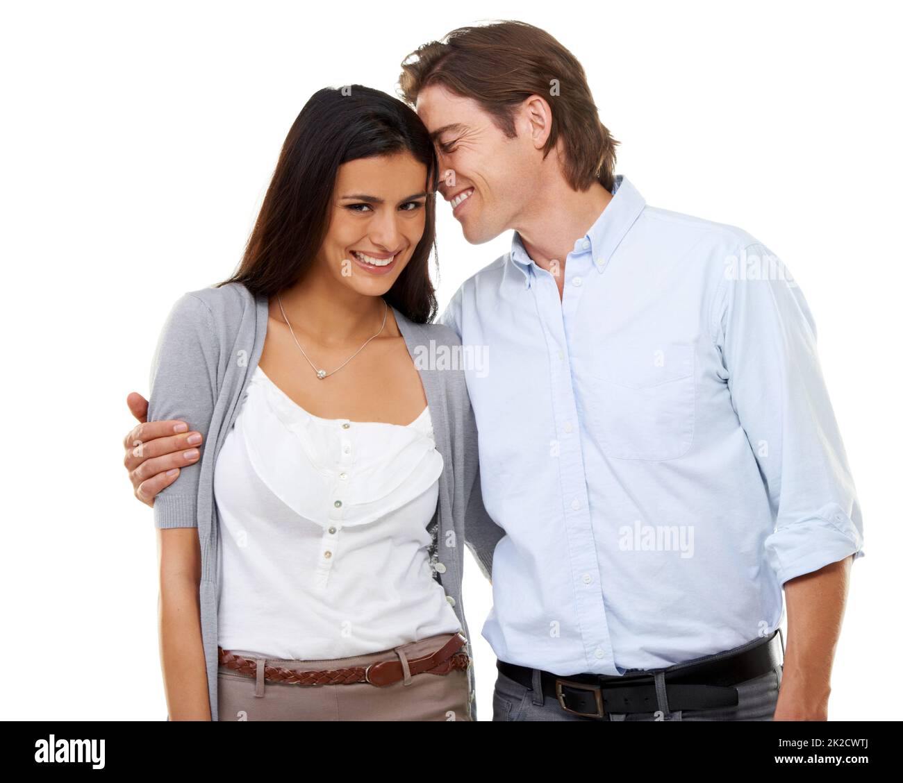 Hes verrückt nach ihr. Porträt eines multiethnischen Paares isoliert auf weißem Hintergrund. Stockfoto