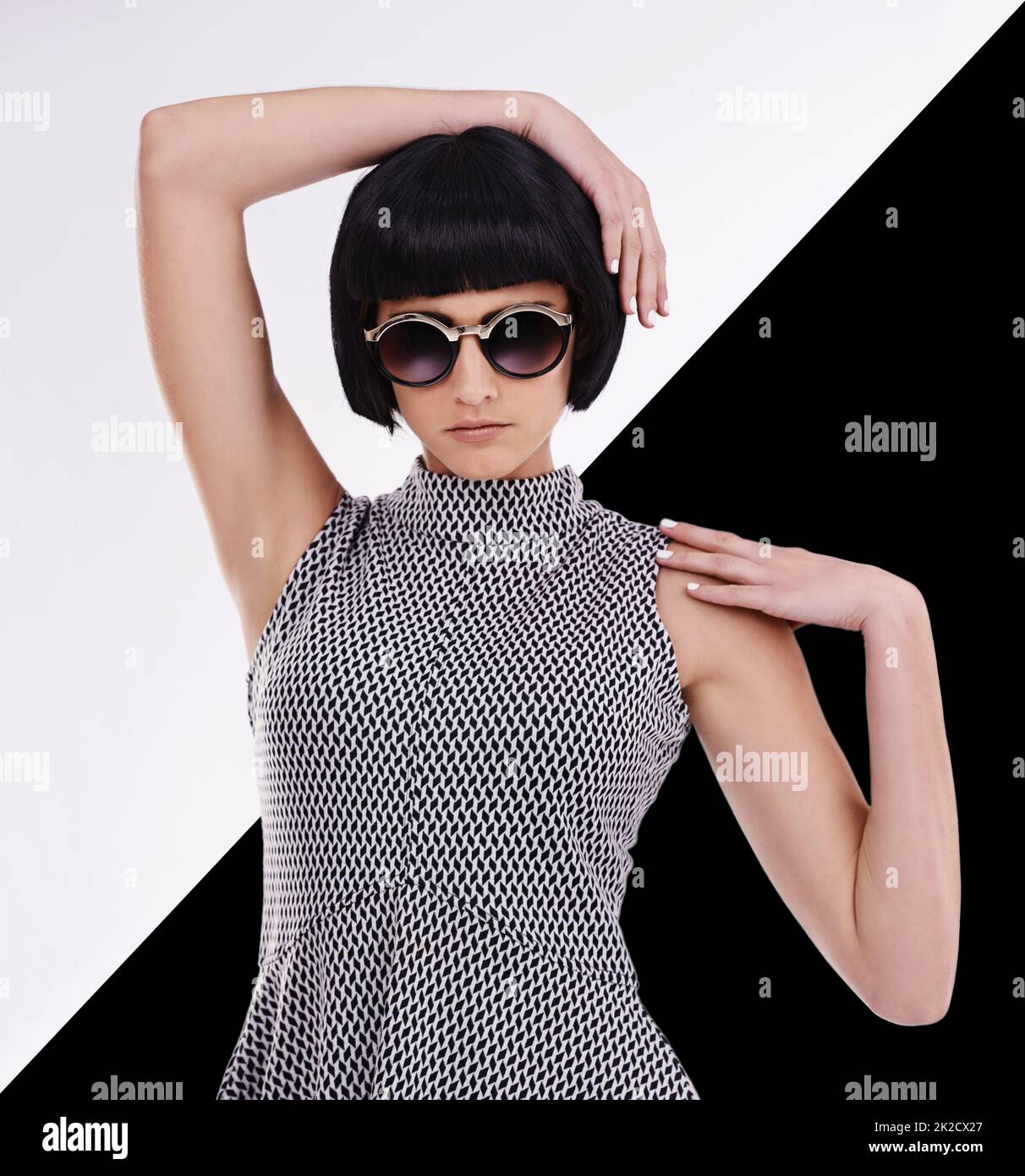 Die einzigen zwei Farben, die Sie in der Mode brauchen. Studioaufnahme einer jungen Frau im Retro-Stil vor einem schwarz-weißen Hintergrund. Stockfoto