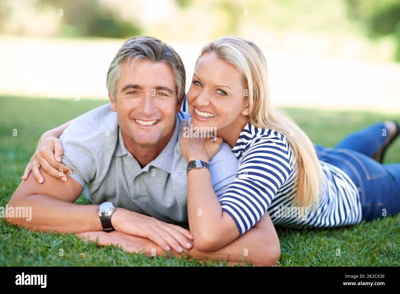 Hes der perfekte Mann. Beschnittenes Porträt eines liebevollen reifen Paares im Park. Stockfoto
