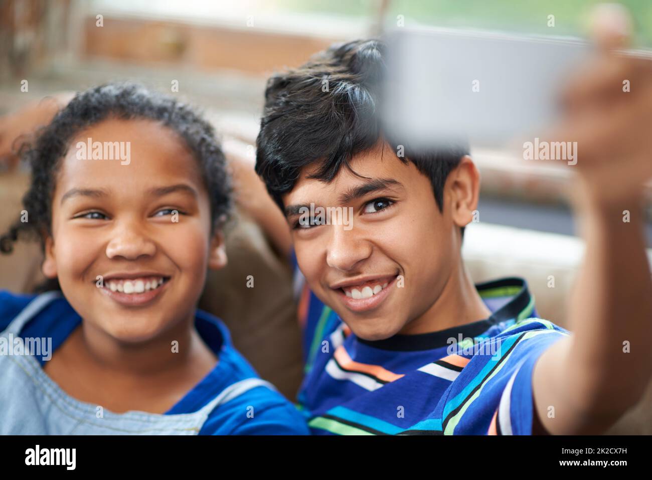 Lächeln ist. Ausgeschnittene Aufnahme eines kleinen Bruders und einer Schwester, die ein Selfie machen. Stockfoto