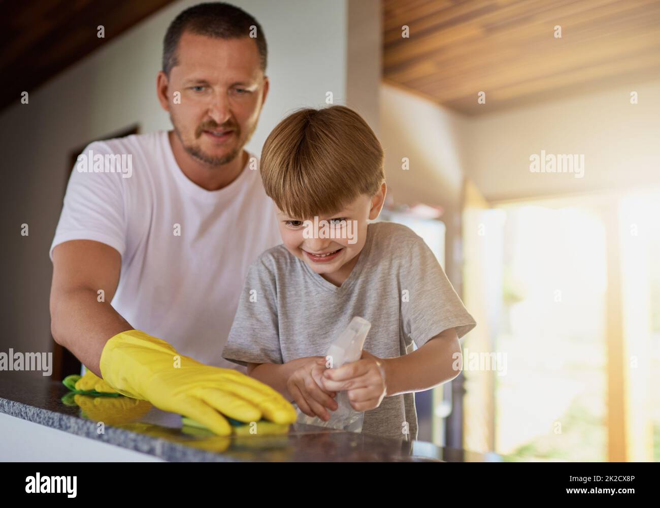 Lasst uns diesen Haushalt reinigen. Aufnahme eines Vaters und seines kleinen Sohnes, die zu Hause gemeinsam arbeiten. Stockfoto