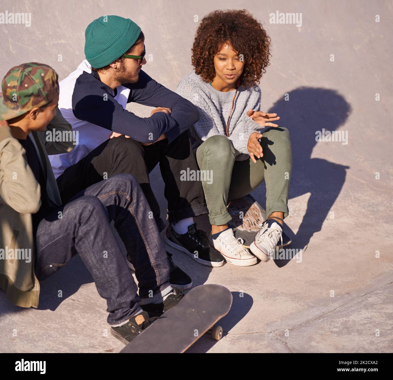 Technik durchgehen. Aufnahme einer Gruppe von Freunden, die in einem Skatepark herumhängen. Stockfoto