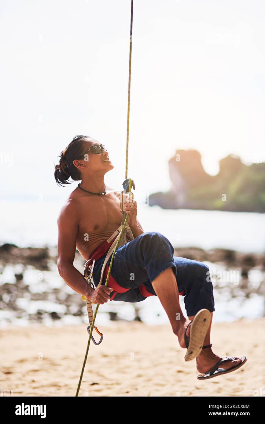 Angst, was das ist. Aufnahme eines jungen Mannes, der an einem sonnigen Tag einen Berg besteigen soll. Stockfoto