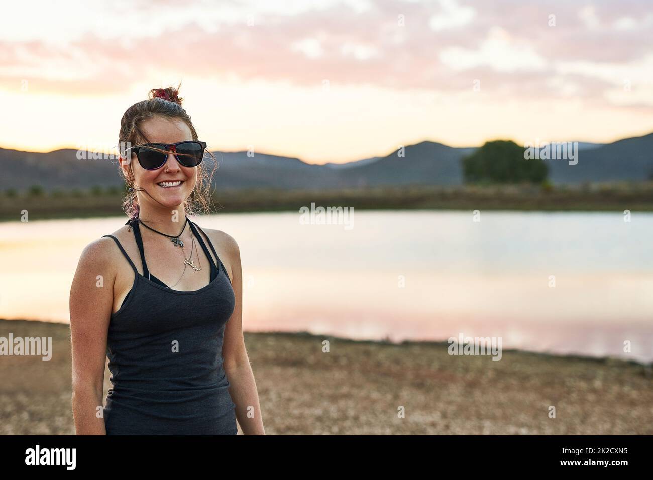 Sie erreichte ihr Ziel. Aufnahme einer jungen Frau, die den Tag draußen verbringt. Stockfoto