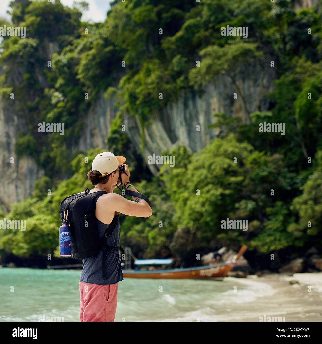 Die Schönheit der Natur einfangen. Ausgeschnittene Aufnahme eines jungen Touristen, der im Urlaub Fotos macht. Stockfoto