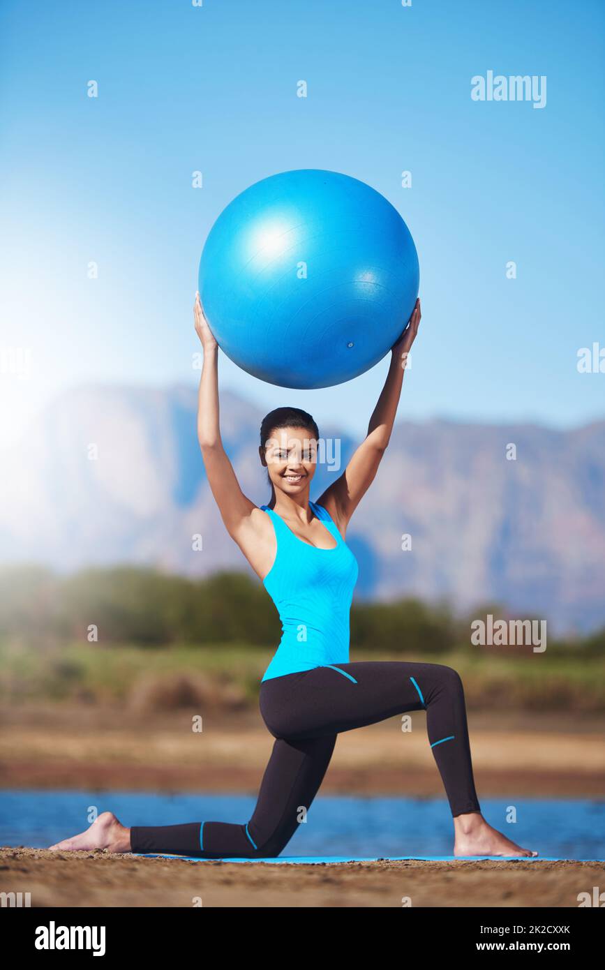 Erfinden Sie Ihren Körper neu. Aufnahme einer jungen Frau, die mit einem Übungsball trainiert. Stockfoto