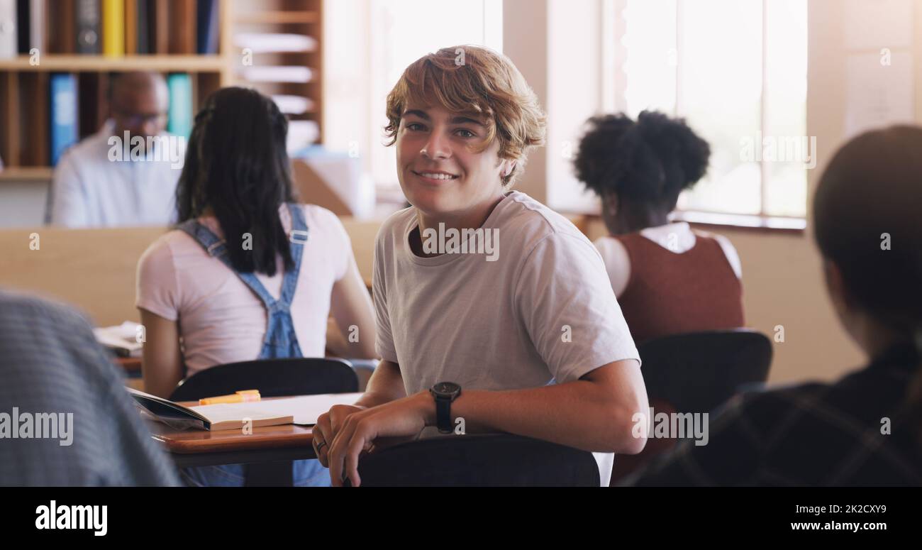 Das Leben ist eine große Lektion. Porträt eines Jungen im Teenageralter in einem Klassenzimmer an der High School. Stockfoto