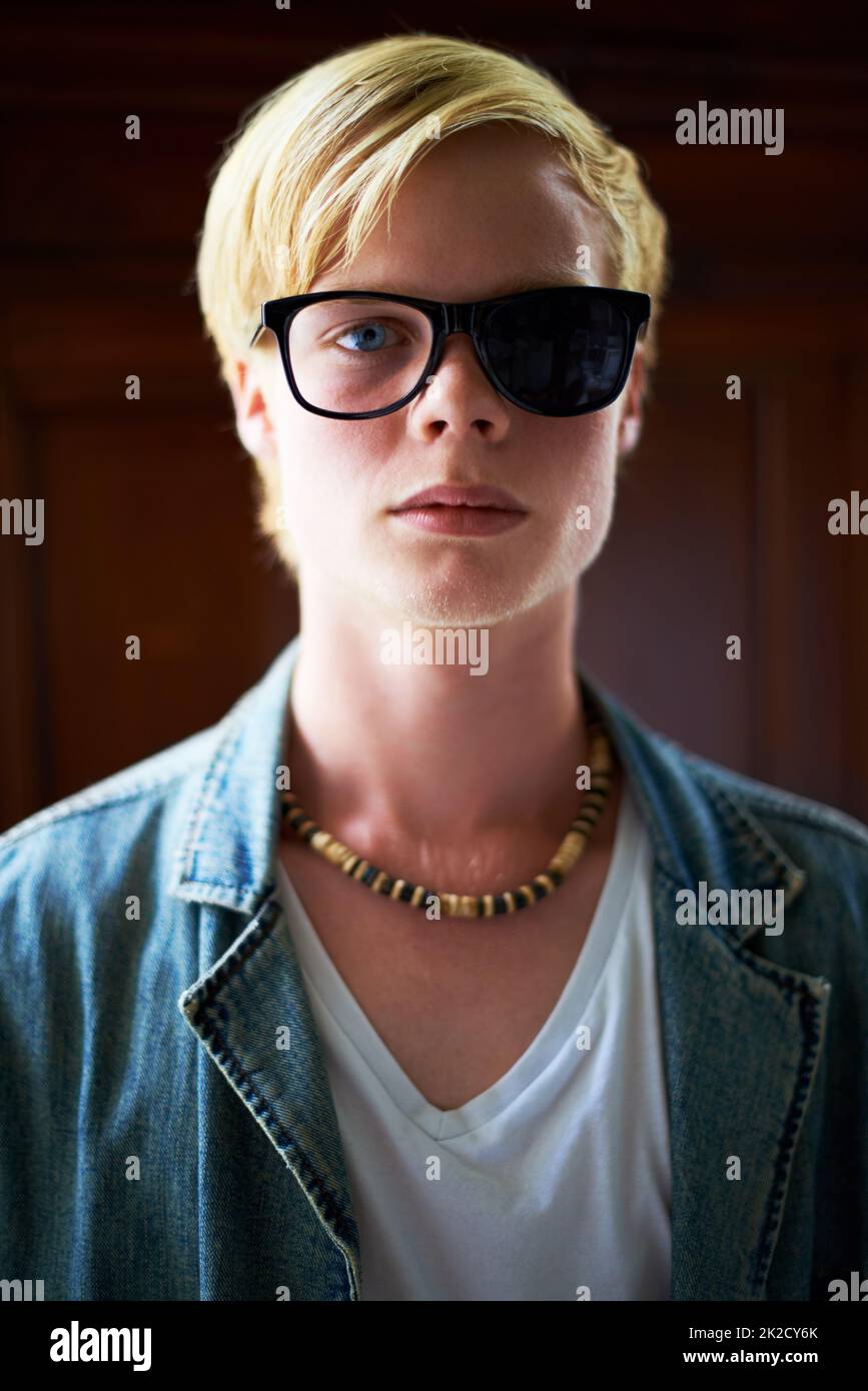 Einen Standpunkt sehen. Attraktive junge Kerl trägt Hipster-Brille mit einer Seite verdunkelt. Stockfoto