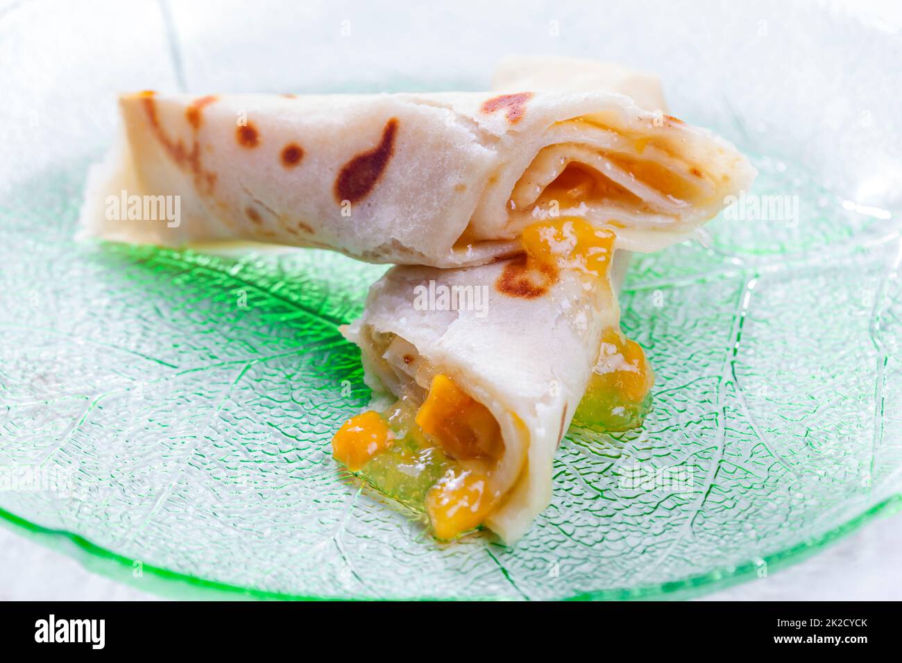 Pfannkuchen gefüllt mit Aprikosenmarmelade Stockfoto