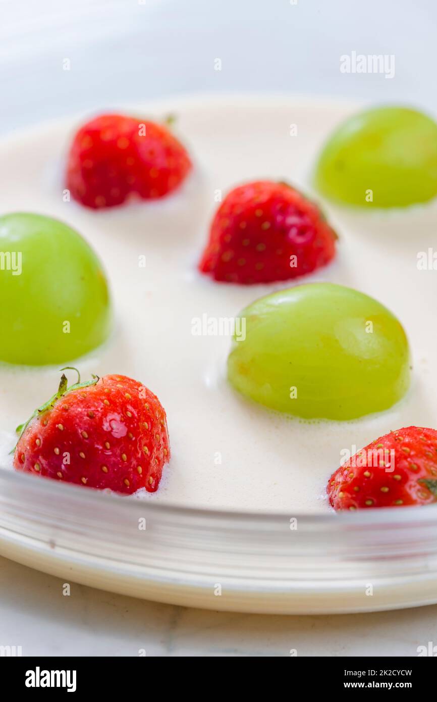 Sommersuppe mit Erdbeeren und Trauben Stockfoto