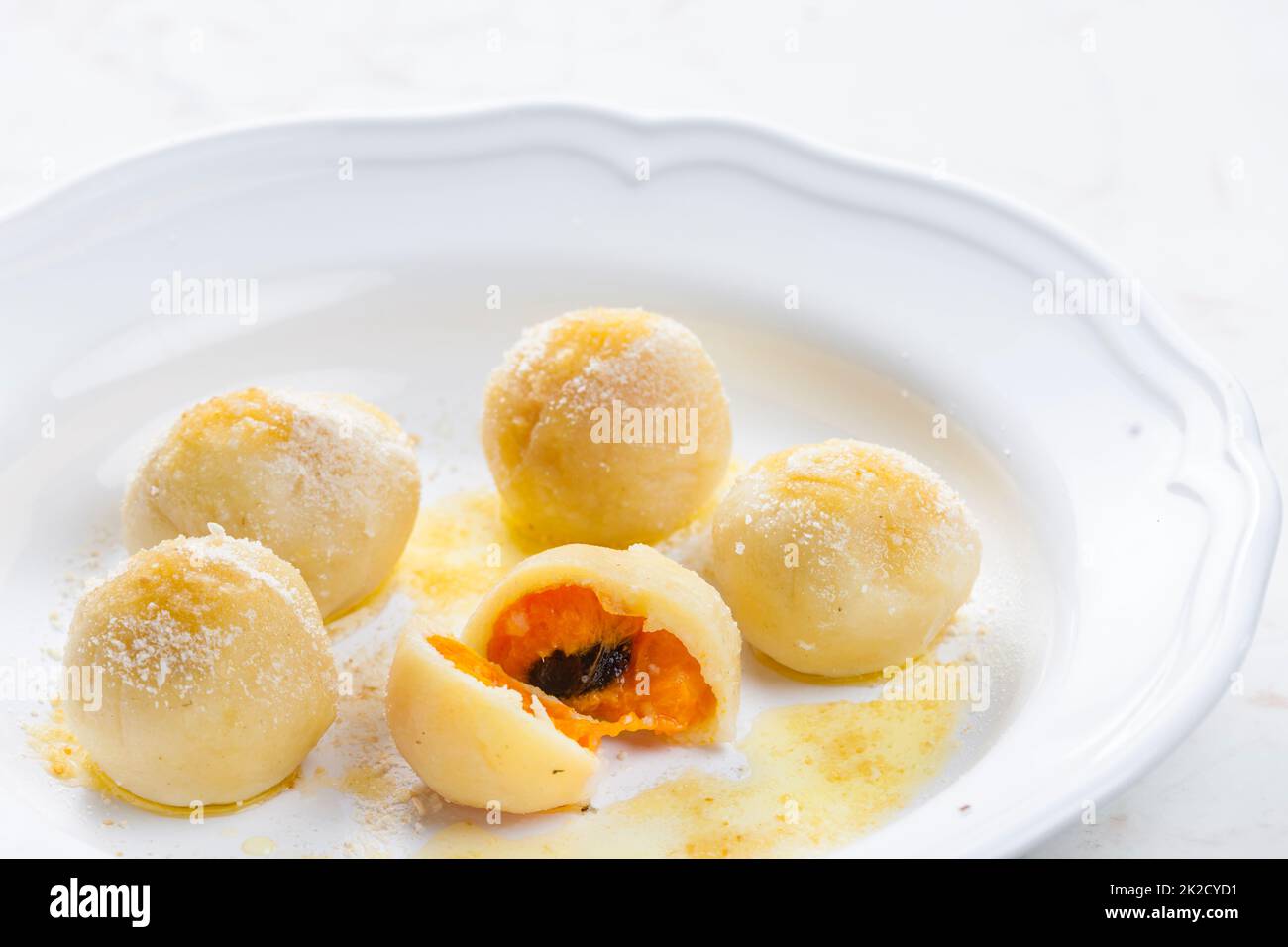 Süße Knödel gefüllt mit Aprikosen Stockfoto