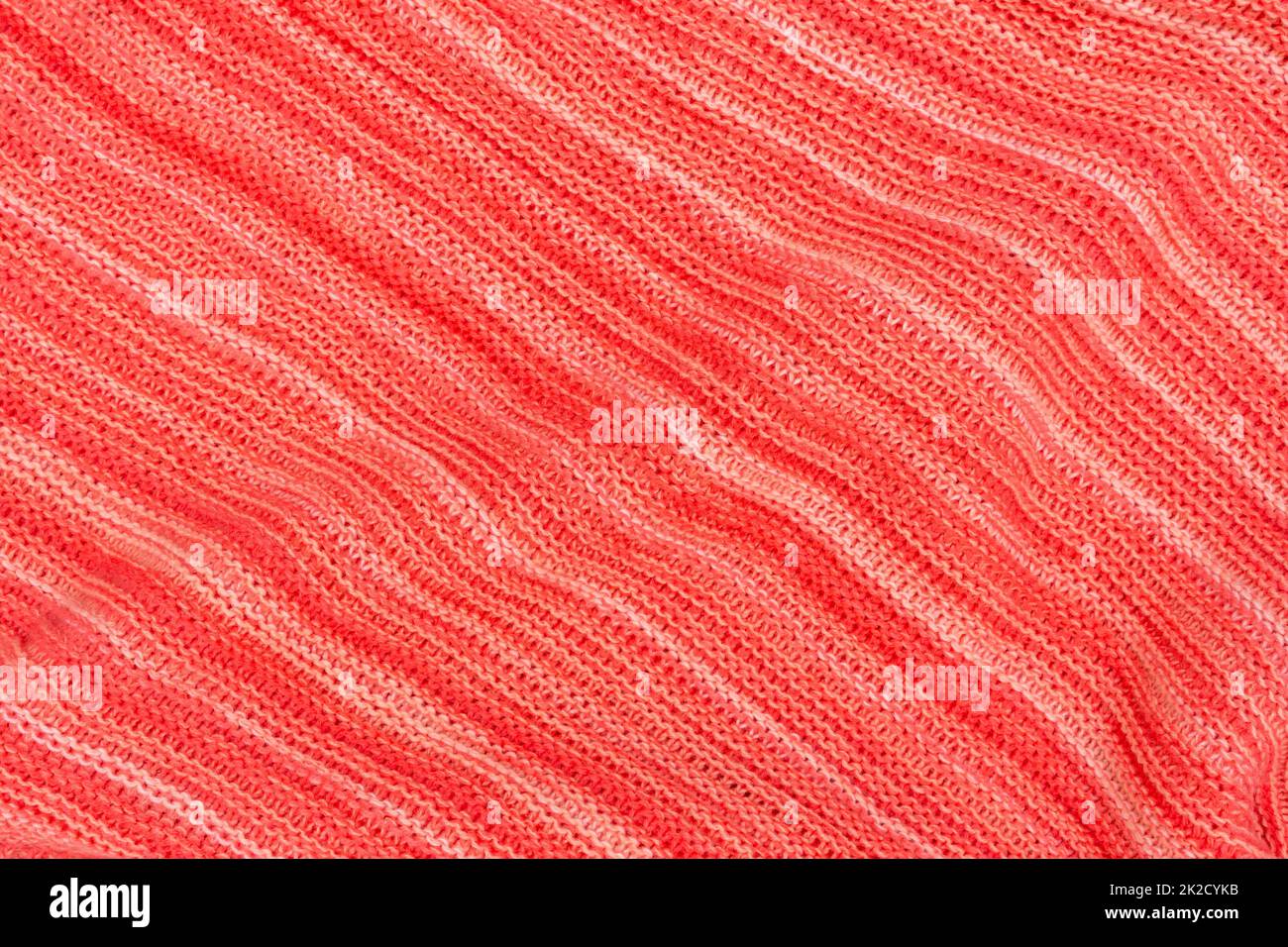 Ein weicher, roter Strickpullover auf dem Hintergrund Stockfoto