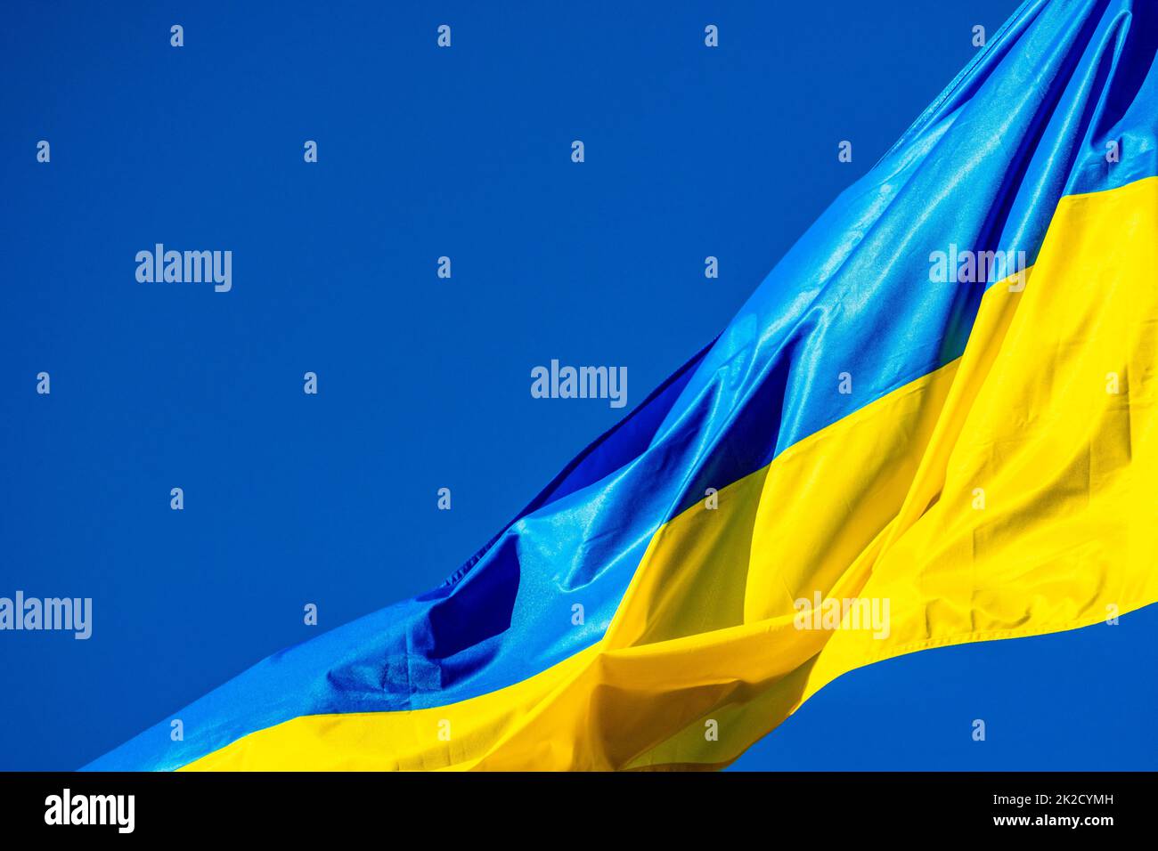 Blaue und gelbe ukrainische Flagge winkt an windigen Tagen Stockfoto