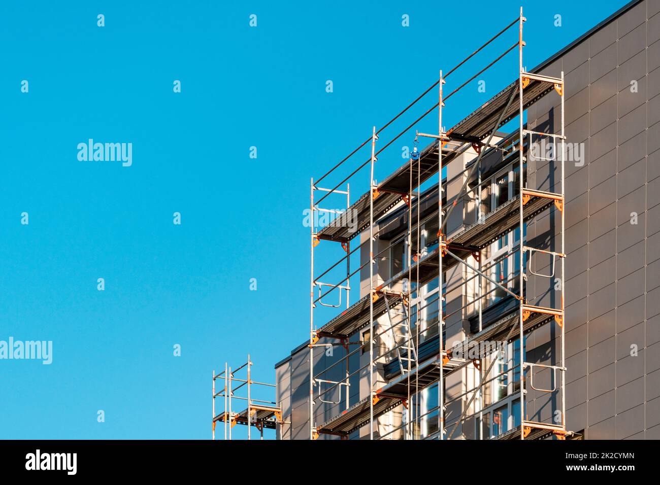 Blick auf eine Baustelle, auf der ein altes Gebäude renoviert wird Stockfoto