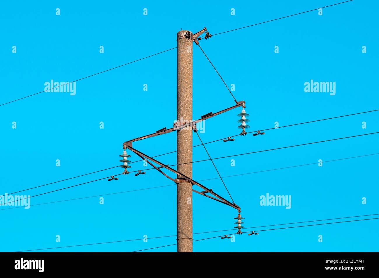 Ansicht des Betonstroms und der elektrischen Leitungen Stockfoto