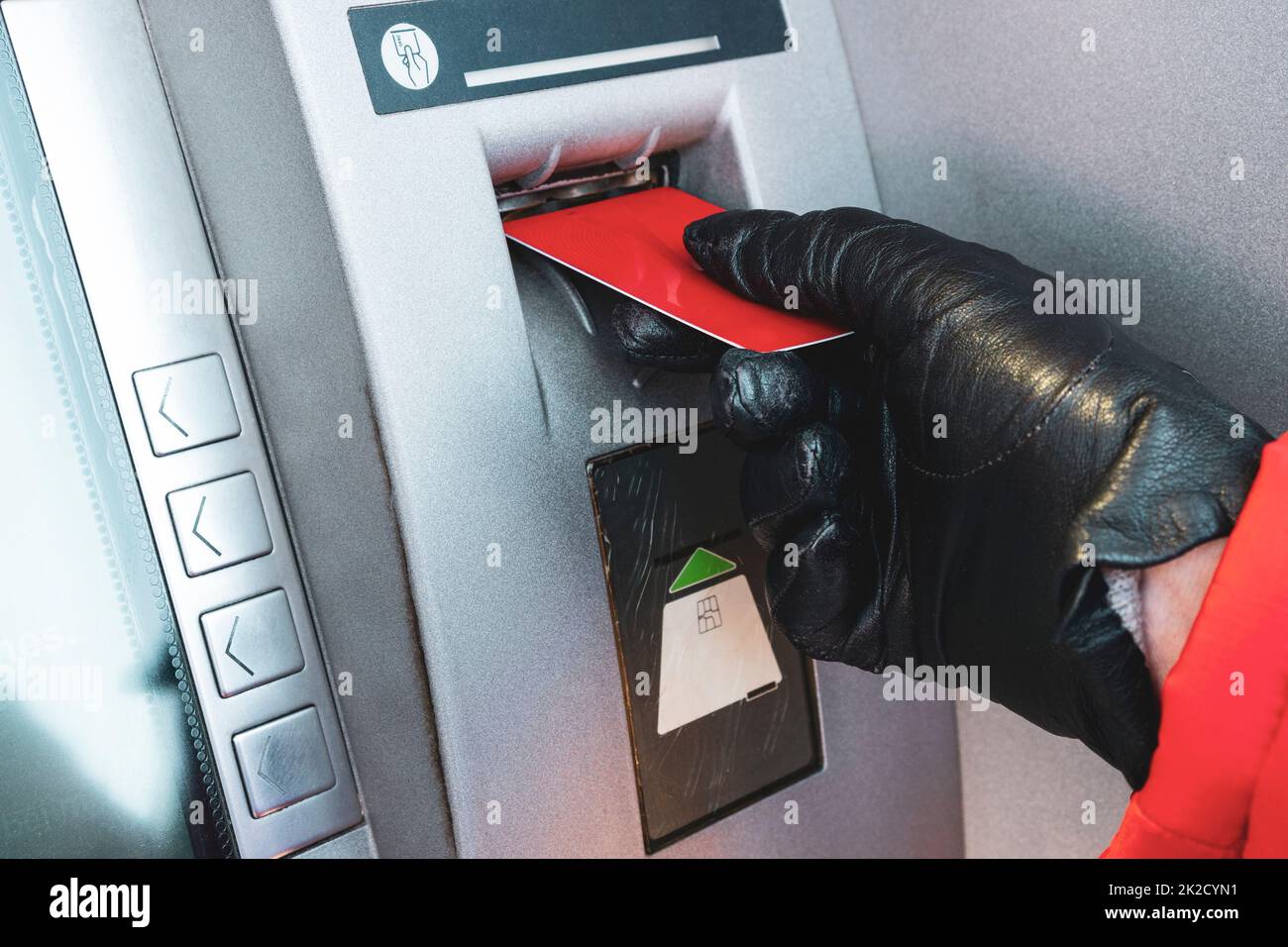 Person, die Plastikkreditkarte in die bankautomat einsteckt Stockfoto