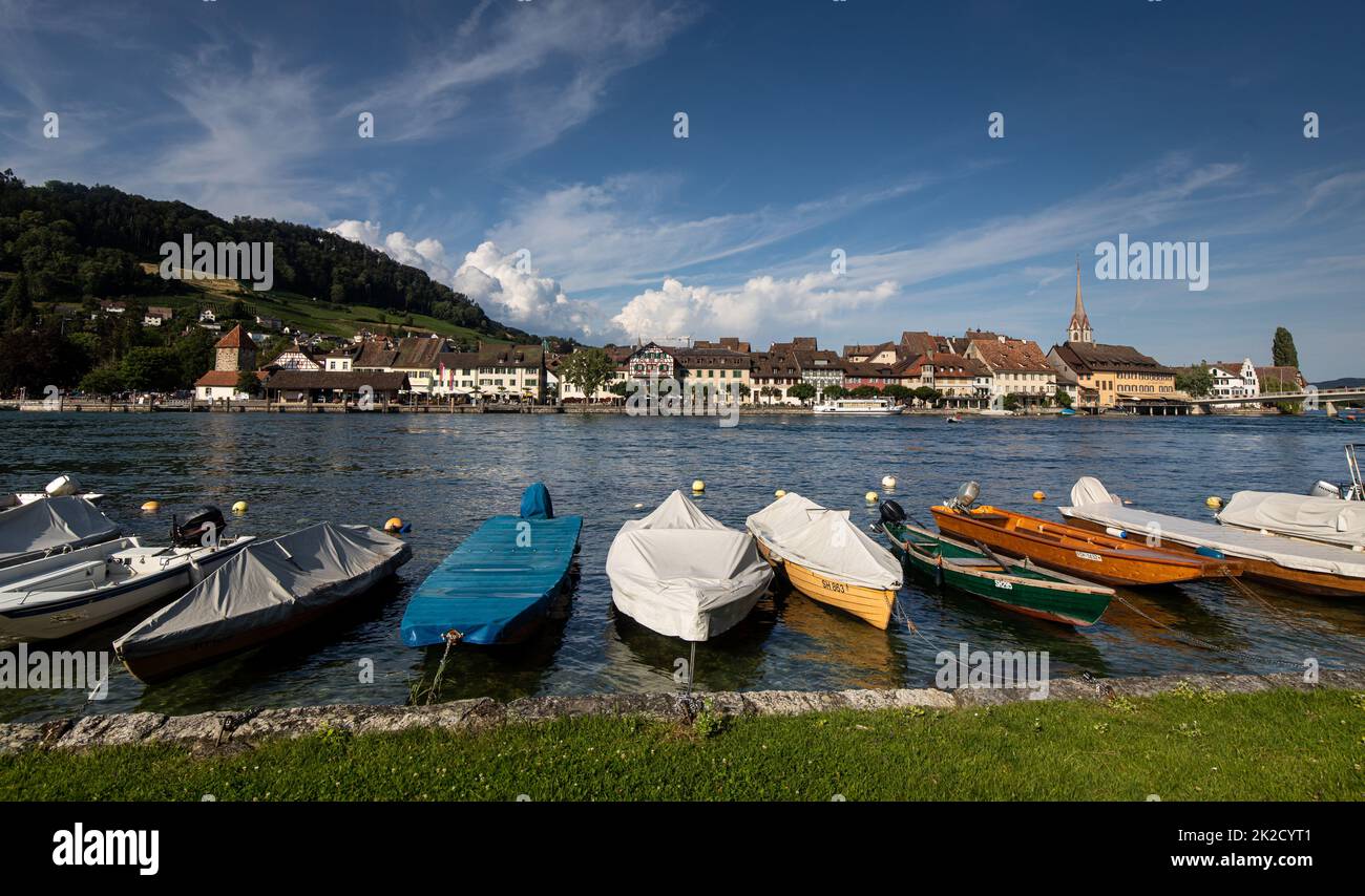 Blick über den Rhein auf die Altstadt von Stein am Rhein und Burg Hohenklingen, Kanton Schaffhausen, Schweiz Stockfoto