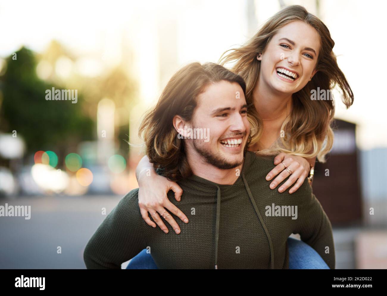 Die Lovebirds tun, was sie am besten können. Porträt eines glücklichen jungen Paares, das eine Huckepack-Fahrt in der Stadt genießt. Stockfoto