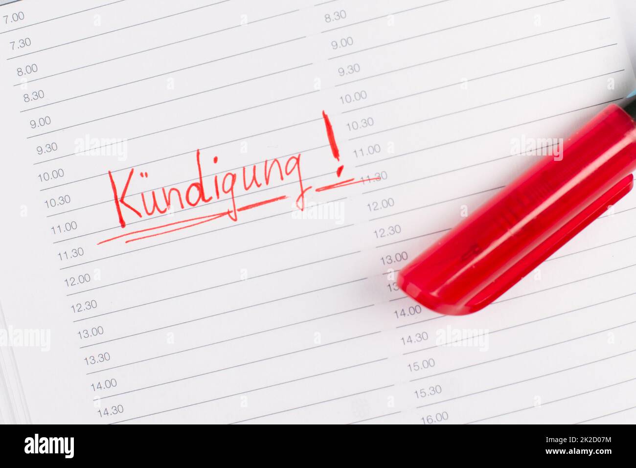 Die Kündigung steht in deutscher Sprache in einem Kalender, roter Farbe und Stift, aus dem Job entlassen, arbeitslos Stockfoto