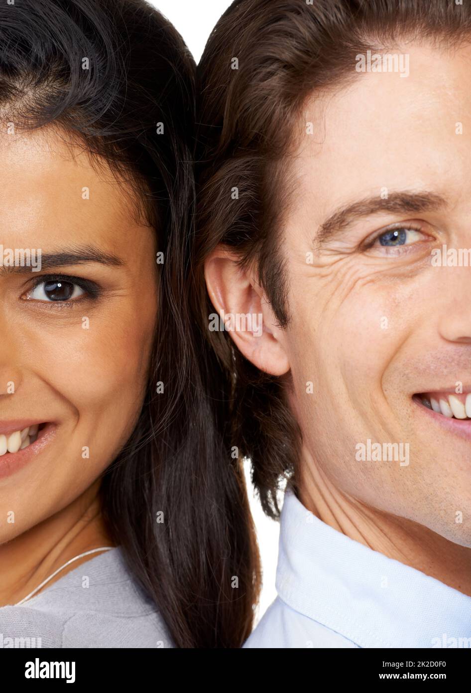 Paar schließen. Kopfaufnahme eines multiethnischen Paares, das isoliert auf weißem Hintergrund Rücken an Rücken steht. Stockfoto