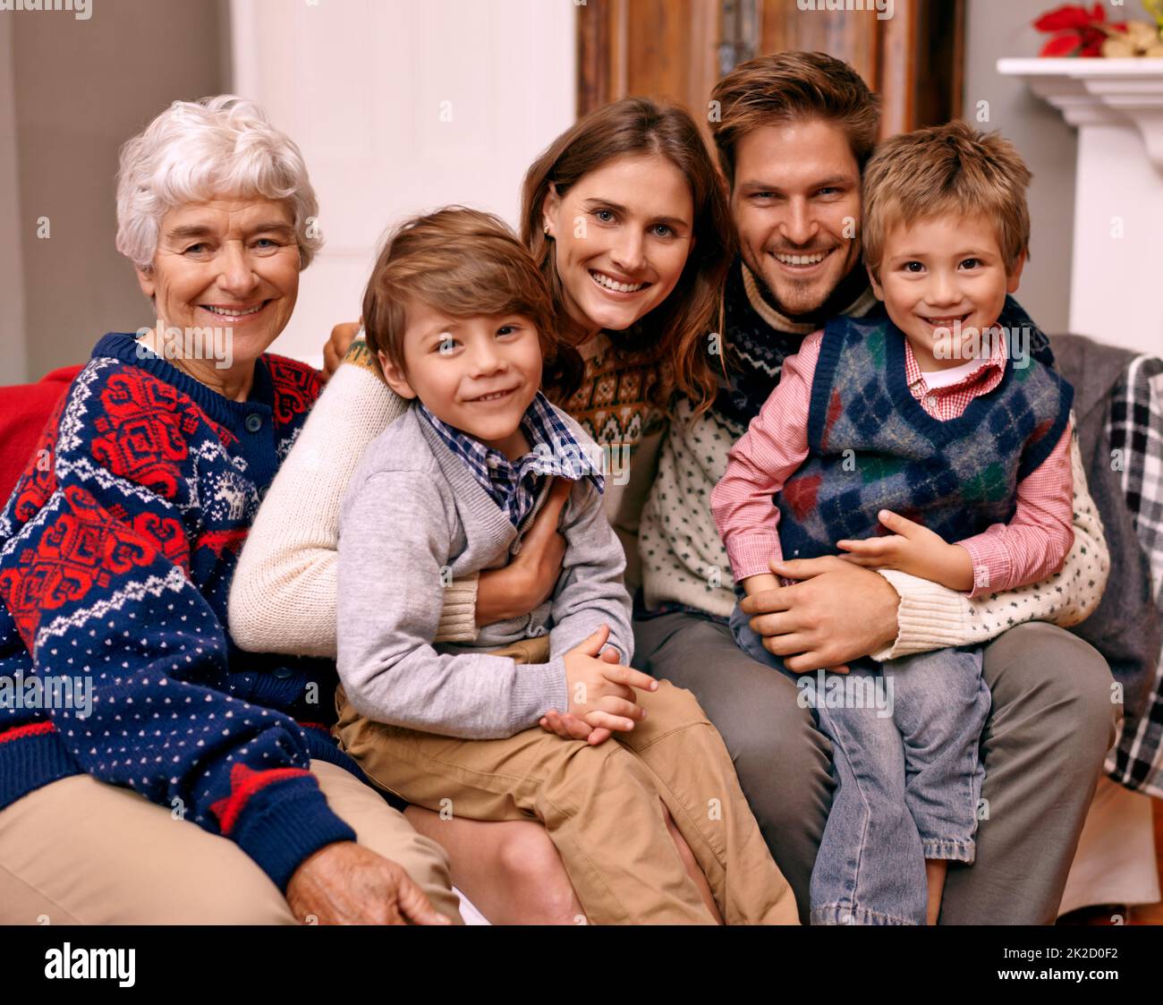 Weihnachten ist Familienzeit. Eine glückliche Familie mit ihrer Großmutter am Heiligabend. Stockfoto